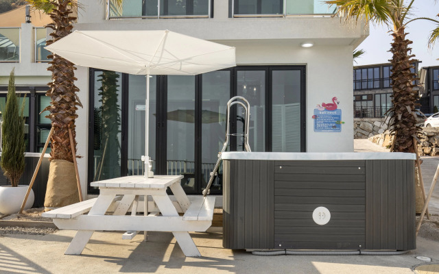 Lim Sea Side Poolvilla Pension