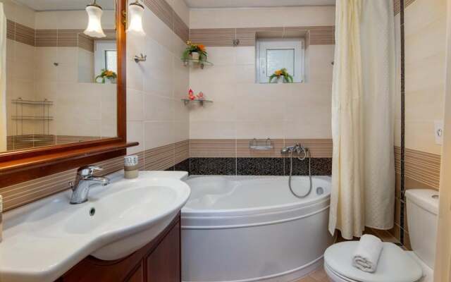 Maritina Villa - 2 BR House Surrounded by Olive Groves