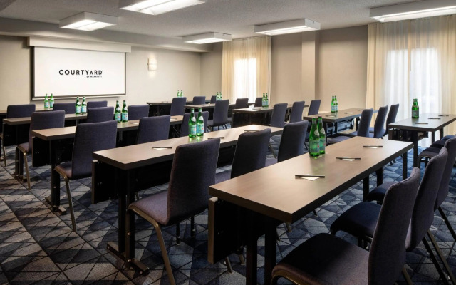 Courtyard by Marriott Bakersfield