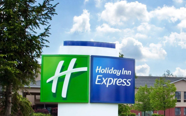 Quality Inn & Suites Oakwood Village - Cleveland South