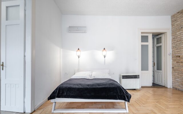 Central Luxury Apartment