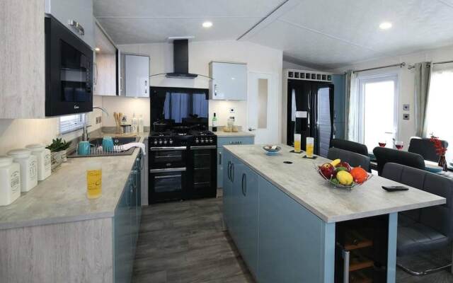 Superior 6 Berth Holiday Home in Suffolk,