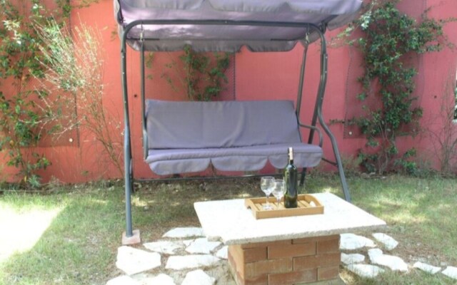 2-bdr apt With Shared Garden, 3 min Walk to Beach