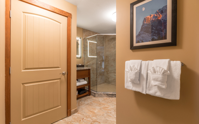 Falcon Crest Lodge by CLIQUE