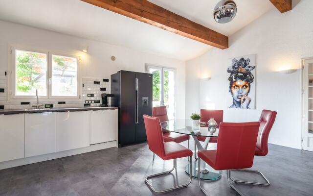 Lavish Villa in Pouzols-Minervois with Jacuzzi