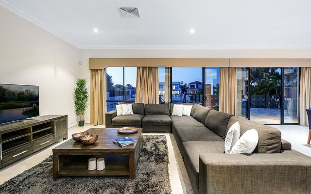 Stunning Lake Front House Amalfi Drive