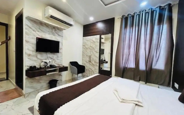 Hotel R K Palace