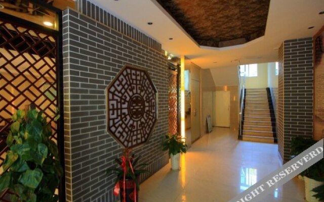 With Pealeful Fashionable Guesthouse