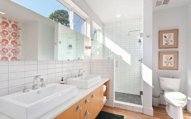 The Local - 2 Blocks to DT Fay - Walk Everywhere!