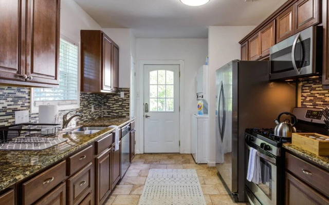 Stylish 3br/2ba Duplex Austin Home w/ Balcony