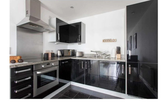 Bright & Modern 2-bed Apt W/balcony in Greenwich