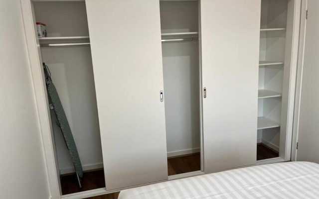 Brand New Modern 2 BR Guesthouse at Airport! – Guest Rooms – Melbourne