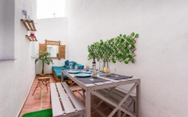 Gr0-Quiet Apartment, Private Backyard, Walk To Old Town