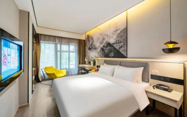 Wanhe Zhizhen Hotel (Shanghai Sun Moonlight Dapuqiao Subway Station)