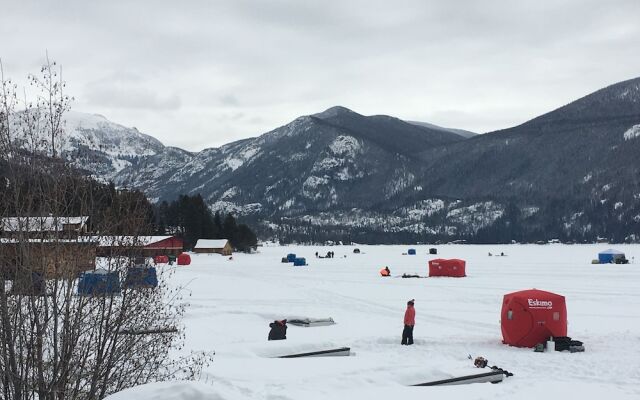 Western Riviera Lakeside Lodging