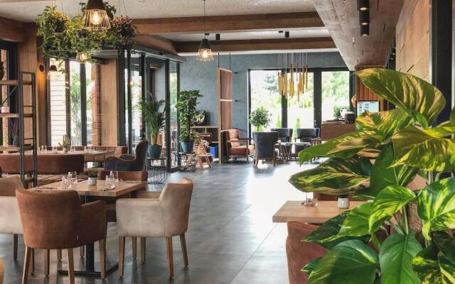 AZZA Hotel & Restaurant