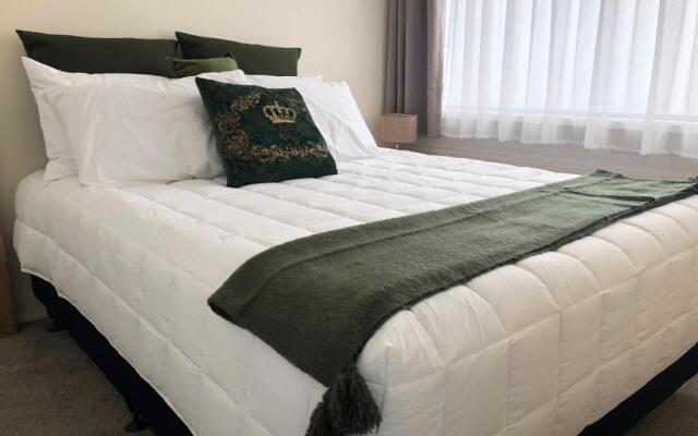 Uxbridge Luxury Apartment