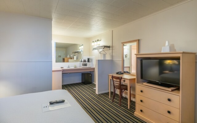 Pacific Reef Hotel & Light Show