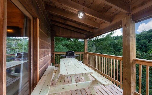 Pappy's Peak 2 Bedroom Cabin by RedAwning