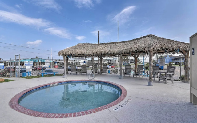 Galveston Getaway w/ Hot Tub: Near Beach!