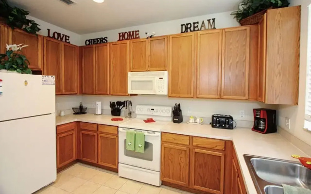 2633 Trafalgar Village