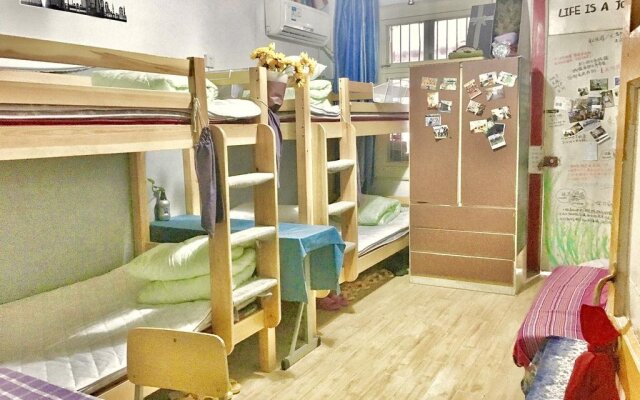 Leaf and Her Friends Youth Hostel