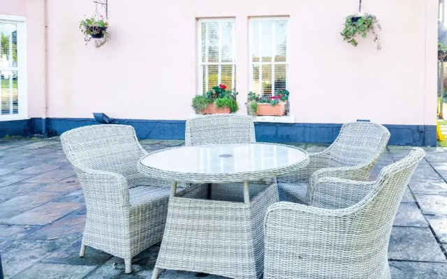OYO Lamphey Hall Hotel