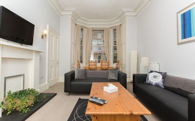 Spacious, Bright 5-br Flat for 10 in Edinburgh