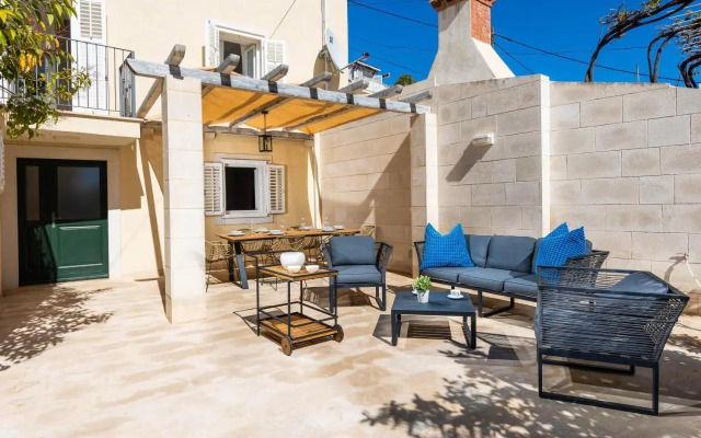 Stunning holiday house in the Old town by Irundo