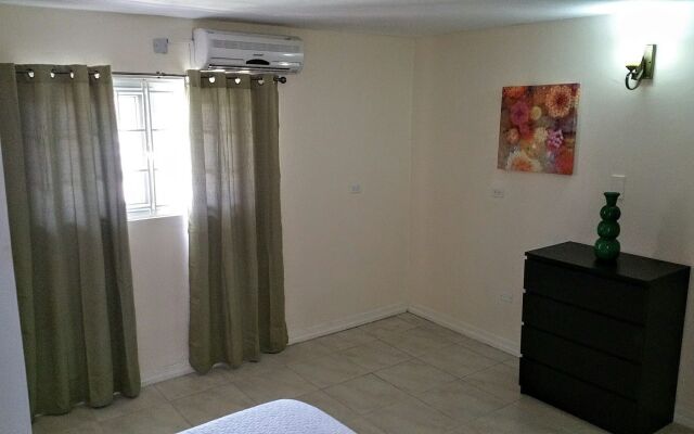 New Kingston Guest Apartment at Donhead