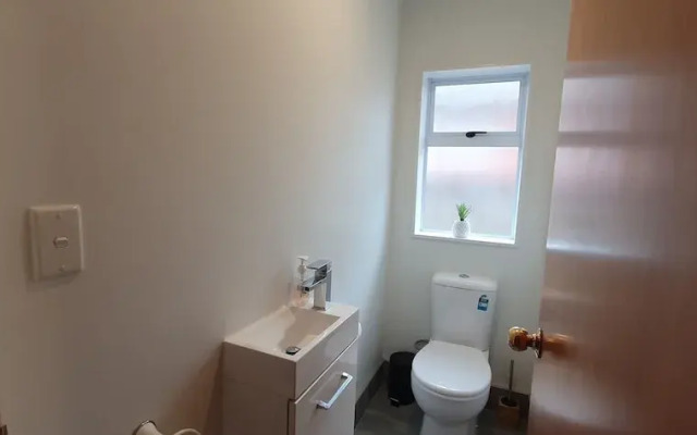 Cheerful 3BR Home - Free WiFi & Netflix