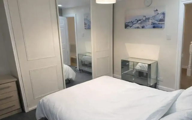 House - Sleeps 2 - Etihad Stadium 15 min Drive