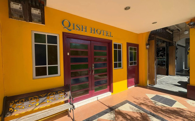 Qish Hotel