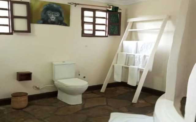 Da Vinci Gorilla Lodge