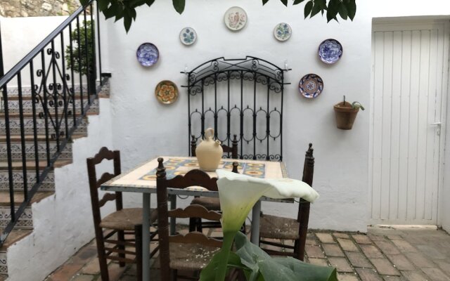 El Estanque y El Almendro