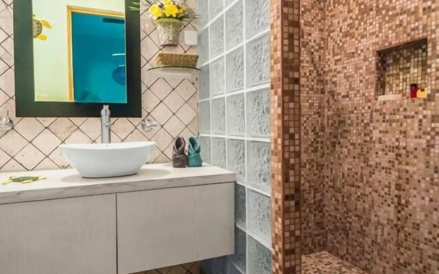 Dream Location! 2BR Near Beach+clubs!! Sleeps 6!!