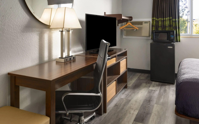 Super 8 by Wyndham Latham/Albany Airport