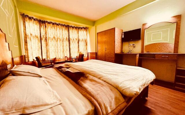 Hotel Daulat - Near Mall Road