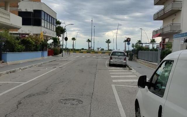 RICCIO BLU pochi passi dal mare