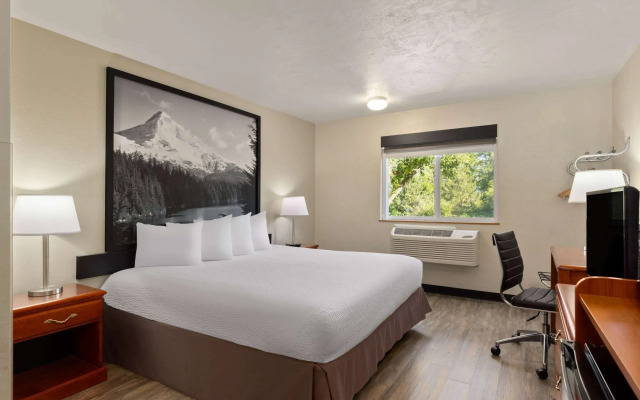Super 8 by Wyndham Roseburg