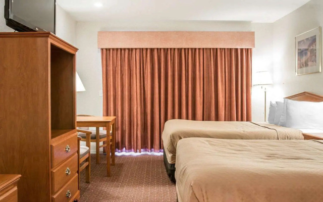 Quality Inn & Suites Mackinaw City Beachfront