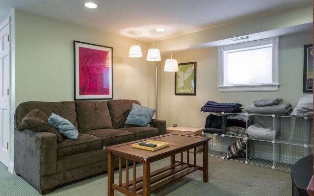 Spacious Split-level Apartment - Great for Groups