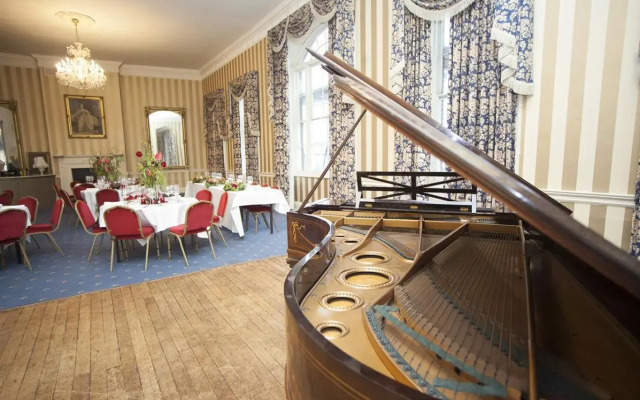 Norfolk Arms Hotel