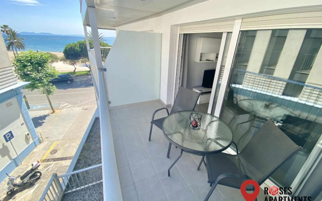Roses Apartments Red Loft vista mar lateral