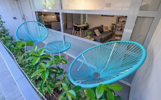 Gazi Metro APT Urban Balcony Oasis