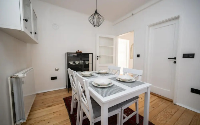 Sunny 1bdr Apartment Near City Center