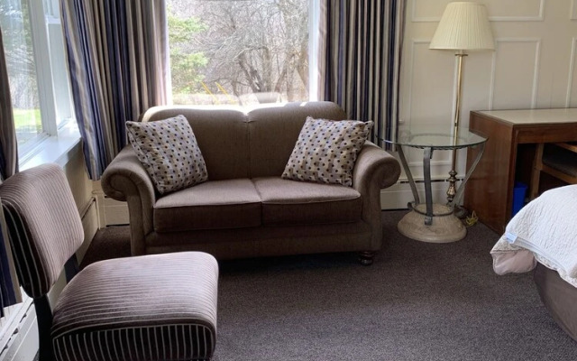 The Lionstone Inn Motel and Cottages