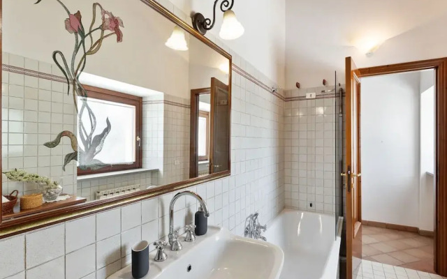 Traditional Villa in Varano With Private Garden