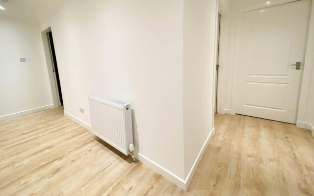 Large Modern 3 Bedroom Apt With Free Parking