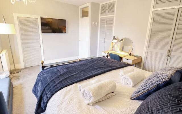 Luxury Lincoln Home - Sleeps 8 - Hot Tub - Pets